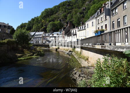 Capitale de la tapisserie Aubusson sur la Rivière Creuse, Nouvelle-Aquitaine, France Banque D'Images