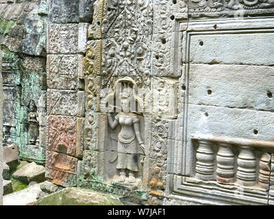 Bas-relief sculpté d'une devata à Preah Khan temple près de Angkor Wat, au Cambodge Banque D'Images