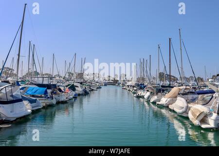 Bateaux amarrés dans un port de Dana Point, Californie Banque D'Images