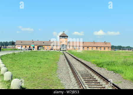 La voie de chemin de fer allant dans l'entrée principale du Camp de concentration de Birkenau Banque D'Images