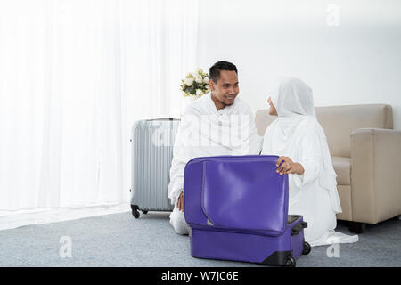 Famille musulmane la préparation d'assurance avant le hadj Banque D'Images