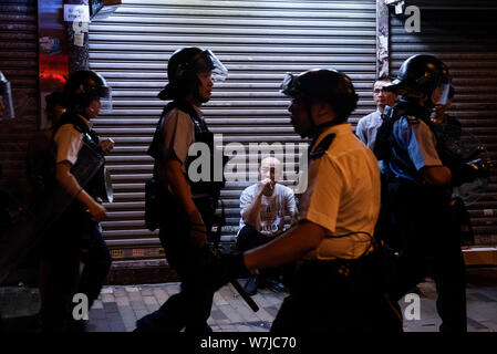 Regardez l'affrontement de résidents qui se déroulent entre les agents de police anti-émeute et manifestants.Des milliers de manifestants ont encerclé le quartier Sham Shui Po de police pour exiger la libération de l'union des étudiants président Keith Fong Chung Yin qui a été arrêté pour l'achat d'un porte-flambeau comme pointeur laser dont la police considère comme des armes, provoquant la dernière confrontation entre les manifestants et la police. Banque D'Images