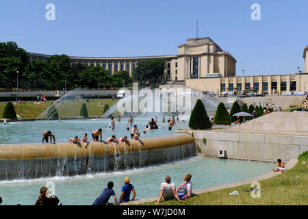 Les parisiens en essayant de garder au frais dans les fontaines de Jardins du Trocadéro à Paris, France Banque D'Images