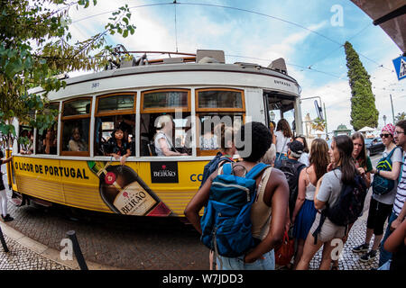 Lisbonne, Portugal - circa 2019,Juillet : Queue de personnes pour prendre le célèbre tramway jaune à Lisbonne Banque D'Images