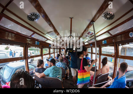 Lisbonne, Portugal - Circa 2019,Juillet : les personnes dans les transports publics de la ville de Lisbonne Banque D'Images