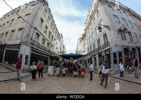 Lisbonne, Portugal - Circa 2019 - juillet,Street dans le centre de Lisbonne avec ses restaurants et boutiques. Effet Fisheye Banque D'Images