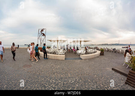 Lisbonne, Portugal - Circa 2019,Juillet : les touristes dans la région de Riverside de Cais do Sodré à Lisbonne Banque D'Images