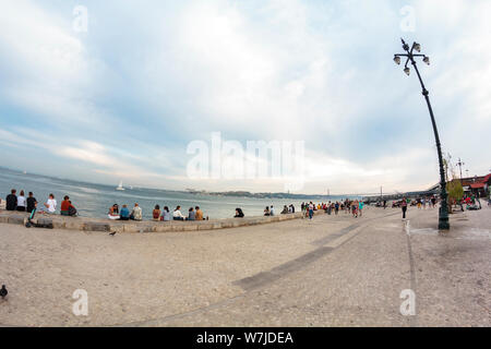Lisbonne, Portugal - Circa 2019,juillet : Les gens se détendre dans la région de Riverside de Cais do Sodré à Lisbonne Banque D'Images