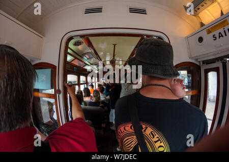 Lisbonne, Portugal - circa 2019,Juillet : les gens à l'intérieur un tramway à Lisbonne Banque D'Images