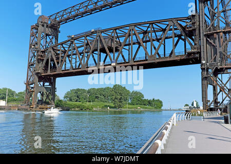 Le pont levant de NS1, exploité par la Norfolk Southern, enjambe la rivière Cuyahoga près du confluent du lac Érié à Cleveland, Ohio, USA. Banque D'Images