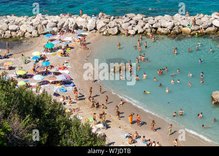Île de Capri, Italie - Août, 2019 : Vue aérienne de baigneurs dans la plage de Marina Grande. Banque D'Images