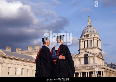 Des étudiants masculins de l'Université de Greenwich posant pour des photos le jour de la remise des diplômes dans le domaine du Old Royal Naval College, Londres, Angleterre, Royaume-Uni Banque D'Images