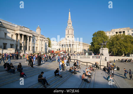 Trafalgar Square avec la National Gallery et St Martin-in-the-Fields church, City of Westminster, London, England, UK Banque D'Images