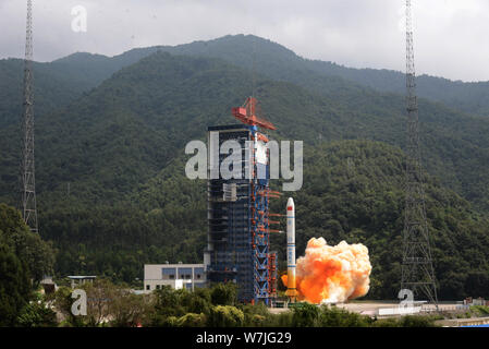 Une fusée Long-March 2C chargé de la Chine, trois satellites de télédétection, les satellites Yaogan-30 01, se soulève à la collection Satellite Xichang Banque D'Images