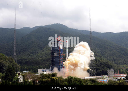 Une fusée Long-March 2C chargé de la Chine, trois satellites de télédétection, les satellites Yaogan-30 01, se soulève à la collection Satellite Xichang Banque D'Images