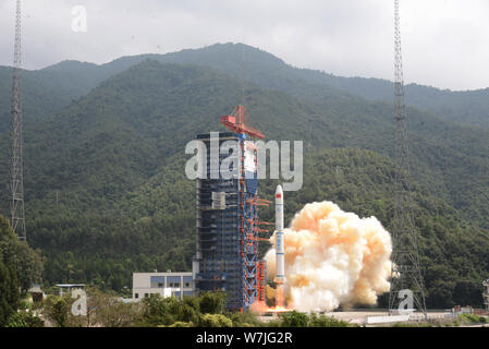 Une fusée Long-March 2C chargé de la Chine, trois satellites de télédétection, les satellites Yaogan-30 01, se soulève à la collection Satellite Xichang Banque D'Images