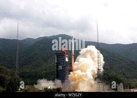 Une fusée Long-March 2C chargé de la Chine, trois satellites de télédétection, les satellites Yaogan-30 01, se soulève à la collection Satellite Xichang Banque D'Images