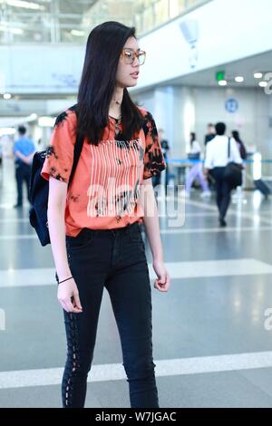 Le mannequin chinois Xi Mengyao, mieux connu sous le nom de Ming Xi, est photographié à l'Aéroport International de Pékin à Beijing, Chine, 7 septembre 2017. Banque D'Images