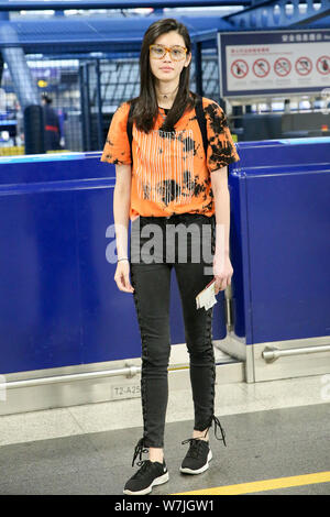 Le mannequin chinois Xi Mengyao, mieux connu sous le nom de Ming Xi, est photographié à l'Aéroport International de Pékin à Beijing, Chine, 7 septembre 2017. Banque D'Images