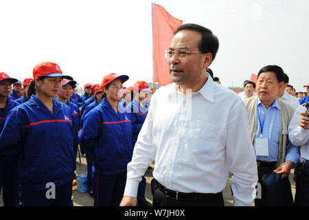 --FILE--Sun Zhengcai, alors ministre de l'Agriculture, de l'assiste à une cérémonie de lancement à Zhumadian city, province du Henan en Chine centrale, 26 mai 2009. Ancien Banque D'Images