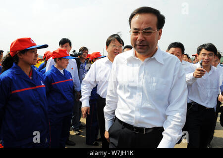--FILE--Sun Zhengcai, alors ministre de l'Agriculture, de l'assiste à une cérémonie de lancement à Zhumadian city, province du Henan en Chine centrale, 26 mai 2009. Ancien Banque D'Images