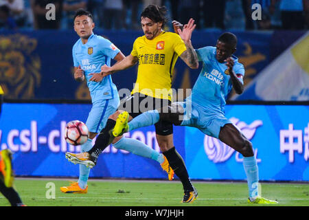 Joueur de football brésilien Ricardo Goulart, gauche, de Guangzhou Evergrande Taobao, défis joueur de football brésilien, Ramires de Jiangsu Suning dans l Banque D'Images