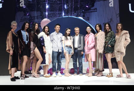 L'actrice de Hong Kong Angelababy, centre, assiste à un événement promotionnel pour UGG à Beijing, Chine, 16 septembre 2017. Banque D'Images