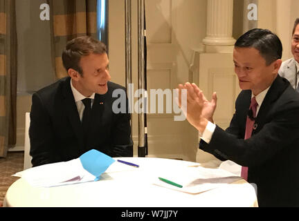 Jack Ma ou Ma Yun, droite, président du géant de l'e-commerce chinois Alibaba Group, des entretiens avec le président français, Emmanuel Macron au cours de l'Organisation des Nations Unies Ge Banque D'Images