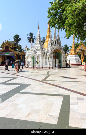 Yangon, Myanmar-May 6e 2014 : Bâtiments de la pagode Shwedagon. La pagode est le plus sacré dans tous les du Myanmar. Banque D'Images