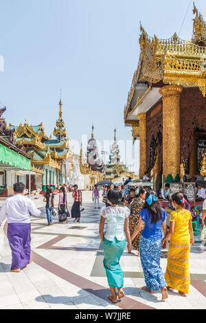 Yangon, Myanmar-May 6e 2014 : Les personnes qui désirent visiter la pagode Shwedagon. La pagode est le plus sacré dans tous les du Myanmar. Banque D'Images