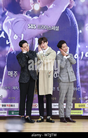 (De gauche) acteurs sud-coréen Jung Hae-in, Lee Jong-suk Lee Sang-Yeop et assister à une conférence de presse pour son nouveau film 'alors que vous étiez à dormir" Banque D'Images