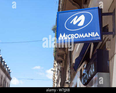 LYON, FRANCE - 14 juillet 2019 : Micromania logo sur leur magasin local à Lyon. Micromania est le plus grand jeu vidéo détaillant pour la France, rejeton d'un GameStop Banque D'Images