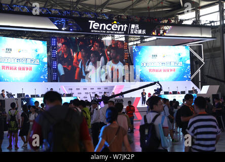 --FILE--personnes visitent le stand de Tencent le divertissement interactif au cours de la 15e China Digital Entertainment Expo, également connu sous le nom de ChinaJoy 2017, dans Banque D'Images