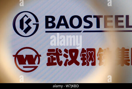 --FILE--un netizen navigue sur une image en ligne des logos de Baoshan Iron and Steel Co., Ltd (Baosteel) et Wuhan Iron and Steel Co. (WISCO) à Tianjin, Banque D'Images