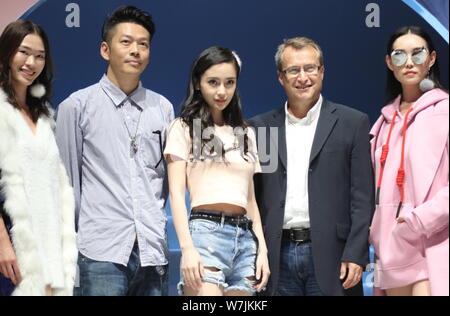 L'actrice de Hong Kong Angelababy, centre, assiste à un événement promotionnel pour UGG à Beijing, Chine, 16 septembre 2017. Banque D'Images