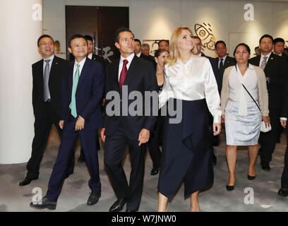Le Président mexicain Enrique Pena Nieto, centre, et son épouse Angelica Rivera visiter le siège de l'Alibaba avec Jack Ma ou Ma Yun, gauche, président de Ch Banque D'Images