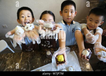 Les élèves montrent mooncakes faites par eux-mêmes sous les instructions d'enseignants de l'école primaire rattachée à l'Université normale de Shandong à Jinan cit Banque D'Images