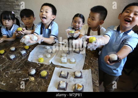 Les élèves montrent mooncakes faites par eux-mêmes sous les instructions d'enseignants de l'école primaire rattachée à l'Université normale de Shandong à Jinan cit Banque D'Images