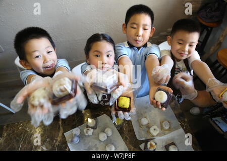 Les élèves montrent mooncakes faites par eux-mêmes sous les instructions d'enseignants de l'école primaire rattachée à l'Université normale de Shandong à Jinan cit Banque D'Images