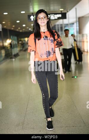 Le mannequin chinois Xi Mengyao, mieux connu sous le nom de Ming Xi, est photographié à l'Aéroport International de Pékin à Beijing, Chine, 7 septembre 2017. Banque D'Images