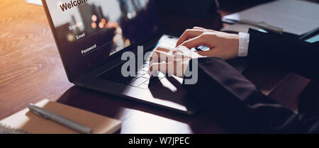 Business Woman hands typing on laptop computer avec inscription et mot de passe pour site web en ligne. Banque D'Images