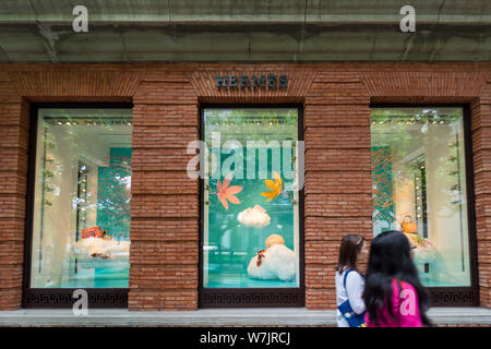 --FILE--piétons devant la Maison Hermes à Shanghai, Chine, 25 mai 2016. Hermès International a prévenu deuxième semestre peut ralentir après Banque D'Images