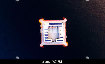 Vue aérienne de la Chine Maritime semi-submersible de la plate-forme de pâturage dans le comté de Changdao, Yantai City, Shandong province de Chine orientale, 4 septembre 201 Banque D'Images