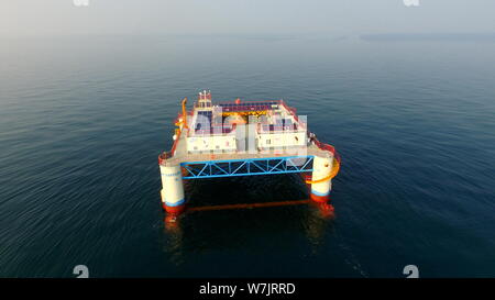 La Chine, première plate-forme semi-submersible de pâturage dans la plate-forme marine Changdao, comté de Yantai City, Shandong province de Chine orientale, 4 septembre 2017. Ch Banque D'Images