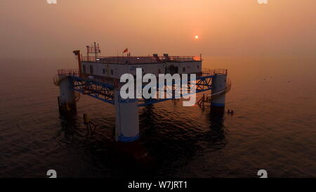 La Chine, première plate-forme semi-submersible de pâturage dans la plate-forme marine Changdao, comté de Yantai City, Shandong province de Chine orientale, 4 septembre 2017. Ch Banque D'Images