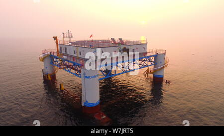 La Chine, première plate-forme semi-submersible de pâturage dans la plate-forme marine Changdao, comté de Yantai City, Shandong province de Chine orientale, 4 septembre 2017. Ch Banque D'Images