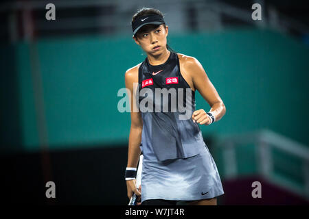 Shuai Zhang de Chine réagit après avoir marqué contre Kateryna Kozlova, de l'Ukraine en match quart leur lors de la WTA Guangzhou International Women Banque D'Images