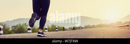 Close up of woman jambe dans l'élan pour atteindre l'objectif. Entraînement jogging sport et mode de vie sain concept. proportion de la bannière d'annonces. Banque D'Images