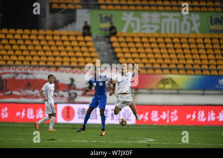 Joueur de football espagnol Mario Suarez, droite, de Guizhou Hengfeng Zhicheng, défis joueur de football portugais Ricardo Vaz Te de Henan Jianye dans l Banque D'Images