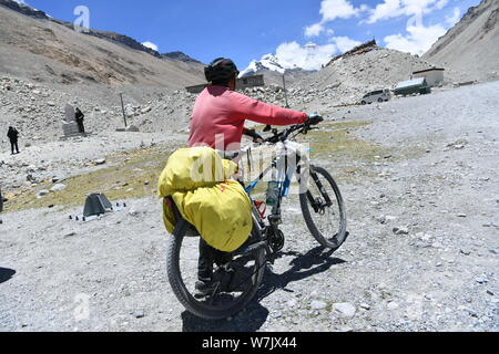 61 ans retraité chinois Yang Ming voyages sur son vélo au Népal, 14 juin 2017. Vieil homme chinois Yang Ming de Shanghai a pris pour Banque D'Images